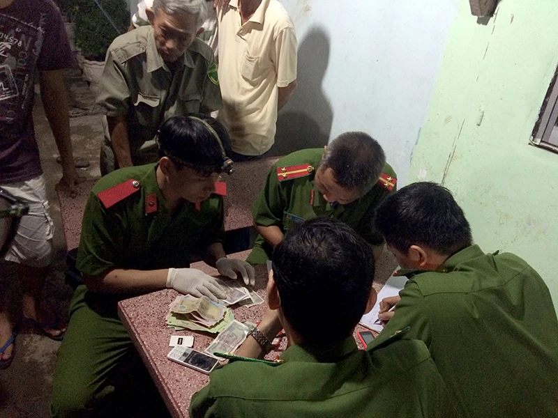 Lực lượng chức năng tiến hành khám nghiệm, thu thập nguyên nhân vụ việc